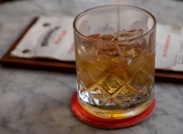 Eine Nahaufnahme Von Einem Glas Whisky Mit Eis Auf Dem — Stockfoto