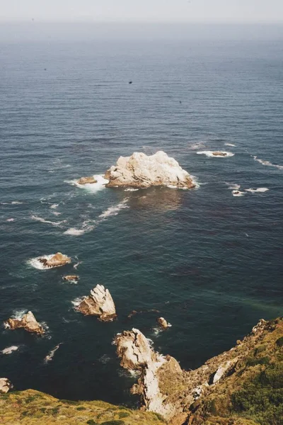 Immagine Verticale Rocce Sull Oceano Vicino Una Scogliera — Foto Stock