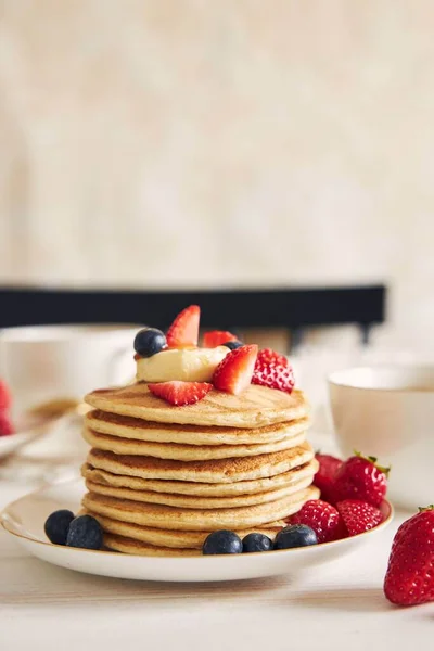 Plan Vertical Crêpes Tofu Végétalien Avec Des Fruits Sur Une — Photo