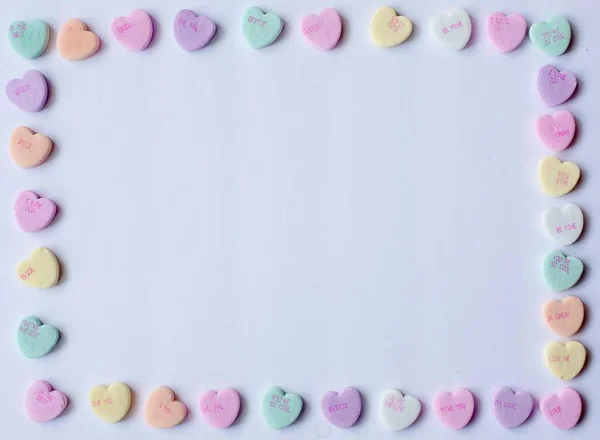 Close Uma Superfície Branca Com Figuras Coloridas Forma Coração Nas — Fotografia de Stock