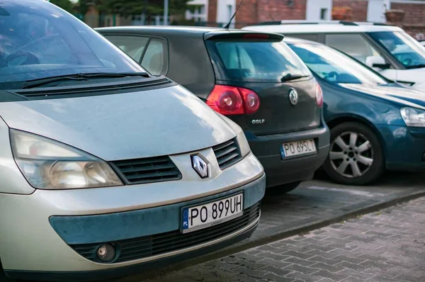 Poznan Polonia 2020 Acercamiento Coche Renault Scenic Estacionado Lugar Estacionamiento — Foto de Stock