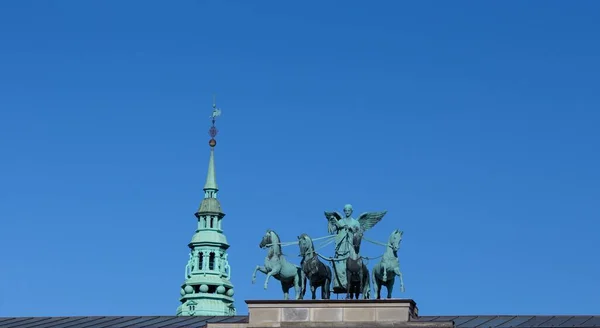 哥本哈根的建筑 塔楼和雕像的壮观景象 — 图库照片