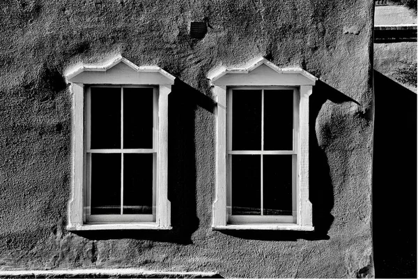 Gündüz Vakti Güneş Işığının Altındaki Eski Bir Duvardaki Beyaz Pencerelerin — Stok fotoğraf