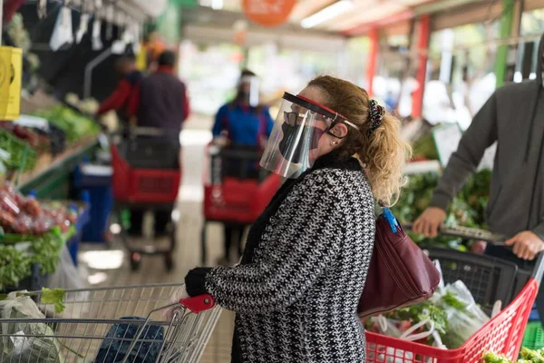 Izmir Turchia 2020 Gente Shopping Supermercato Con Maschera Chirurgica Schermo — Foto Stock