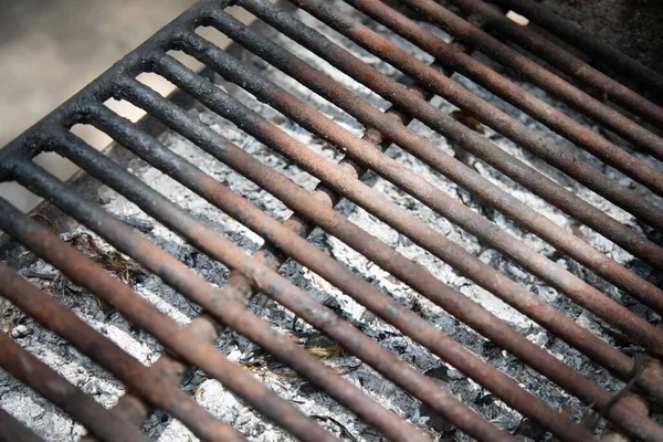 Tiro Ângulo Alto Churrasco Metal Enferrujado Sobre Cinzas — Fotografia de Stock