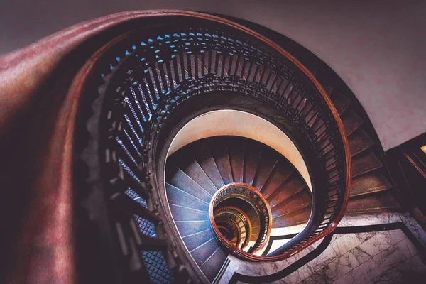 Высокоугольный Снимок Роскошной Извилистой Лестницы — стоковое фото