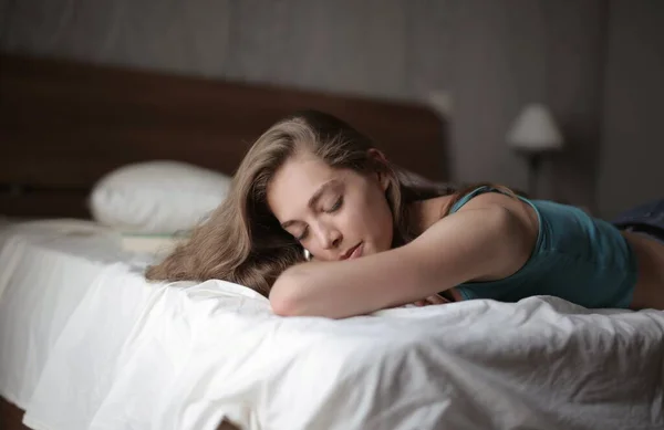 Eine Flache Fokusaufnahme Einer Schlafenden Frau Auf Dem Bett — Stockfoto