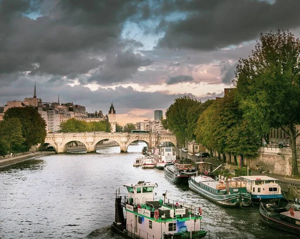 Piękne Ujęcie Mostu Nad Kanałem Paryżu — Zdjęcie stockowe