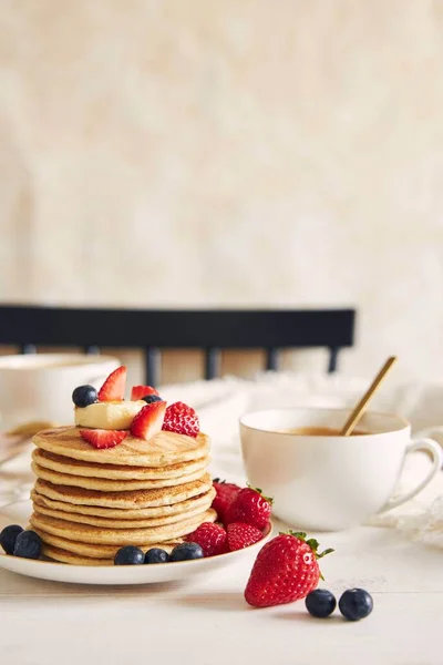 Plan Vertical Crêpes Végétaliennes Aux Fruits Colorés Ner Café Sirop — Photo