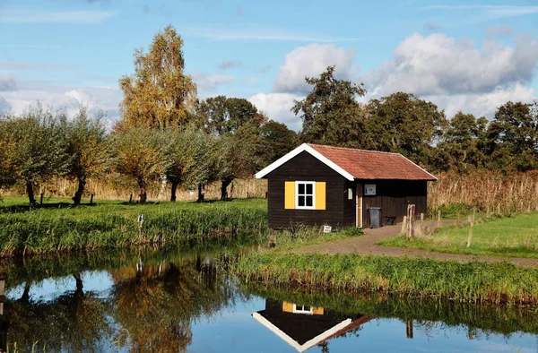 Ein Kleines Holzhaus Der Nähe Des Sees Ländlicher Umgebung — Stockfoto