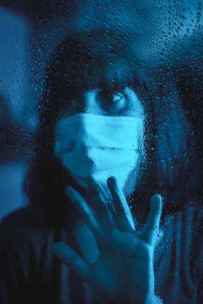 Une Femme Avec Masque Médical Regardant Par Fenêtre Jour Pluie — Photo