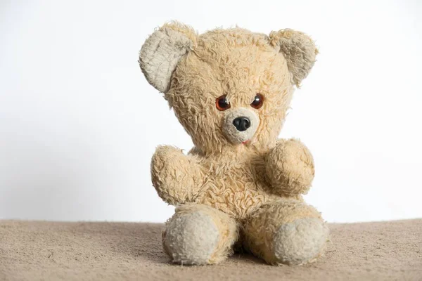 Een Close Van Een Kleine Teddybeer Onder Het Licht Tegen — Stockfoto