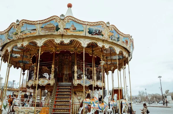 Een Prachtig Shot Van Een Carrousel Parijs Frankrijk Onder Een — Stockfoto