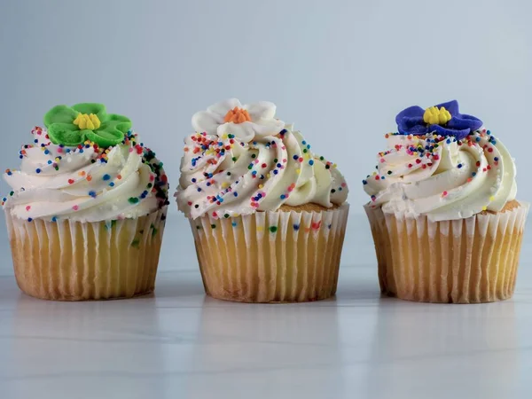 Uma Imagem Close Cupcakes Coloridos Decorados Com Flores Contra Fundo — Fotografia de Stock
