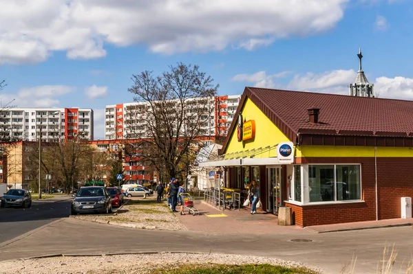 Poznan Polska Kwietnia 2020 Wiersz Oczekujących Kolejce Przed Supermarketem Biedronka — Zdjęcie stockowe