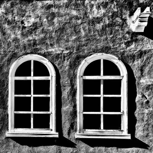 Szare Zbliżenie Białych Okien Starej Ścianie Pod Słońcem Dzień — Zdjęcie stockowe