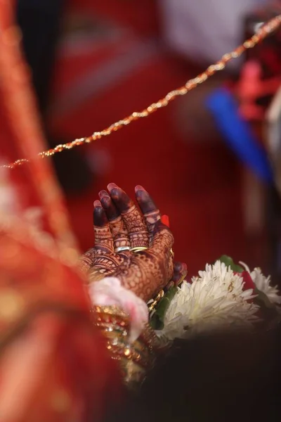 Μια Επιλεκτική Εστίαση Του Χεριού Της Νύφης Καλυμμένη Χέννα Κάτω — Φωτογραφία Αρχείου