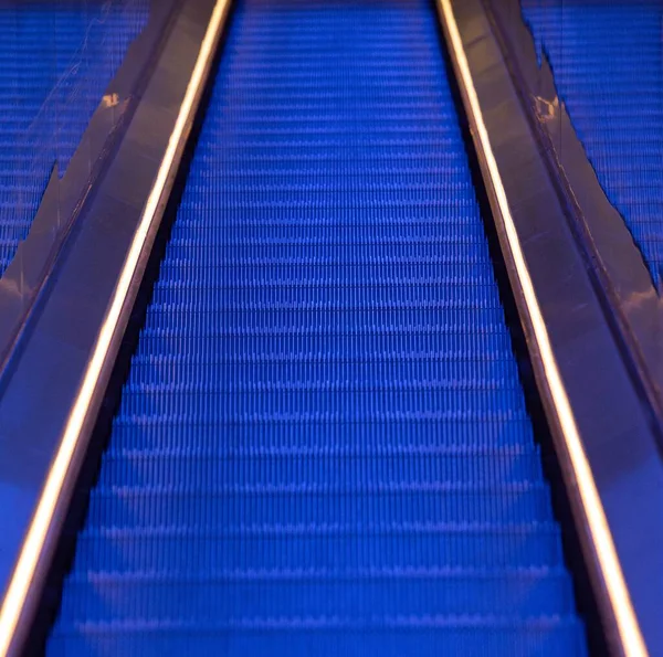 Nahaufnahme Einer Rolltreppe Mit Weißem Licht — Stockfoto