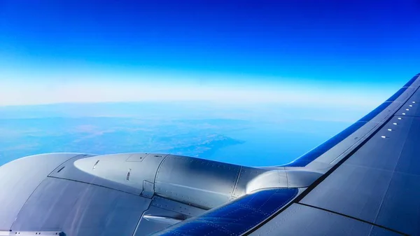 山と海を背景にした飛行機の翼の美しいパノラマ写真 — ストック写真