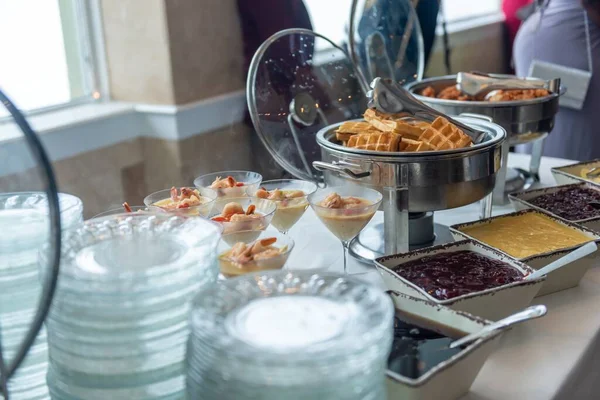 Una Toma Enfoque Superficial Buffet Alimentos Con Fondo Borroso — Foto de Stock