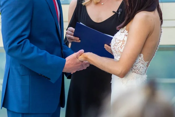 Bellissimo Scatto Una Sposa Uno Sposo Che Tengono Mano — Foto Stock