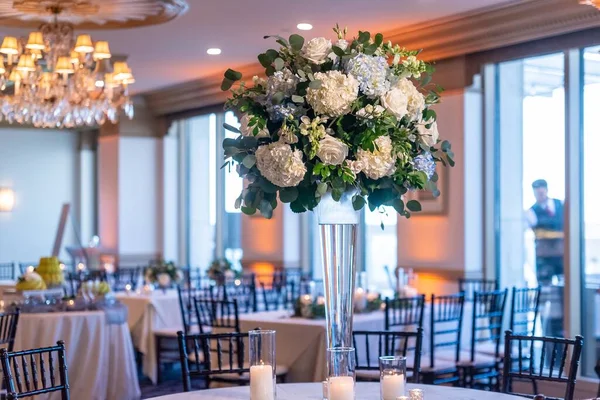 Shallow Focus Shot Bouquet Flowers Table Blurred Background — Stock Photo, Image