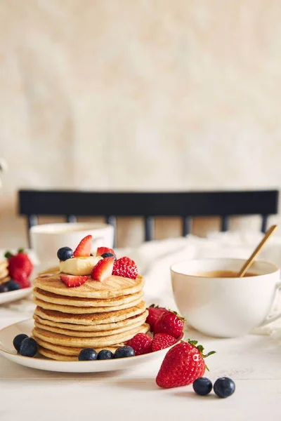 Plan Vertical Crêpes Tofu Végétalien Avec Des Fruits Sur Une — Photo