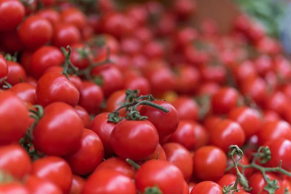 Gros Plan Tomates Cerises Une Sur Autre Sous Les Lumières — Photo