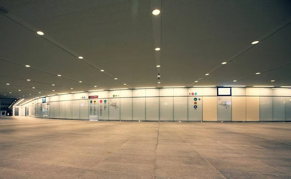 Uma Vista Deslumbrante Corredor Aeroporto Decorado Com Muitas Luzes Brancas — Fotografia de Stock