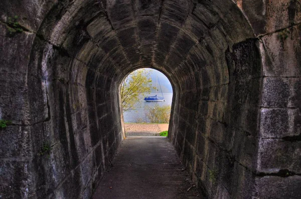 Tiro Largo Túnel Ladrillo Arqueado Con Una Vista Enmarcada Lago — Foto de Stock