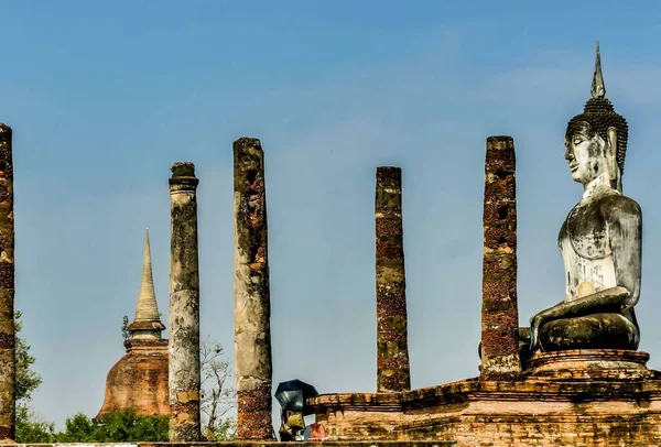 아시아 라오스의 신전에 아름다운 기둥들 조각상들 — 스톡 사진