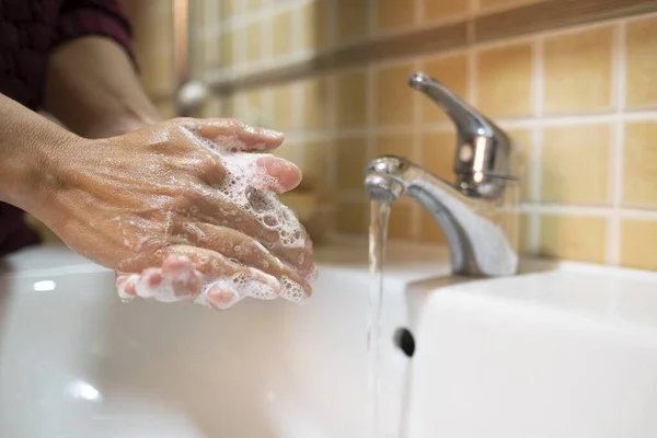一名女性在浴室用肥皂正确洗手的特写镜头 提高了人们对当前流行情况的认识 — 图库照片