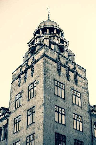 Låg Vinkel Skott Ett Historiskt Torn Klar Himmel Bakgrund — Stockfoto