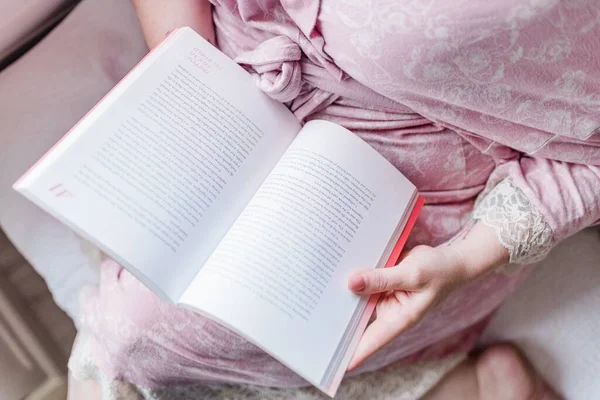 Tiro Ângulo Alto Uma Fêmea Usando Vestido Rosa Lendo Livro — Fotografia de Stock