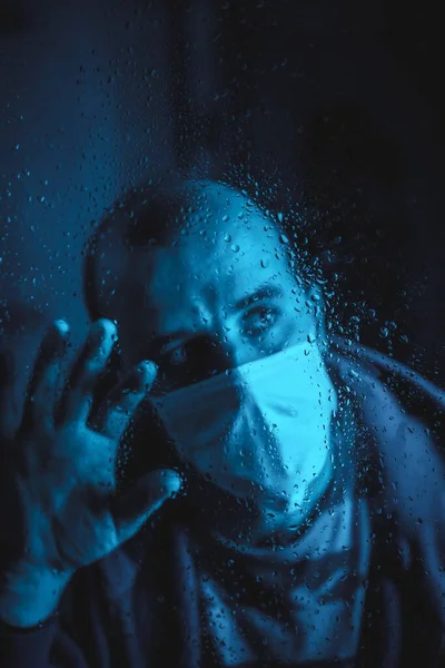 Karantina Sırasında Yağmurlu Bir Günde Camdan Dışarı Bakan Tıbbi Maskeli — Stok fotoğraf