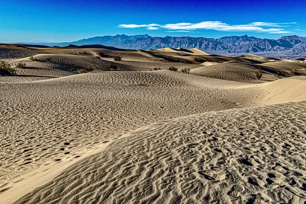 米国カリフォルニア州のデスバレー国立公園で 曇り空の下で非常に平らな砂丘の美しいショット — ストック写真