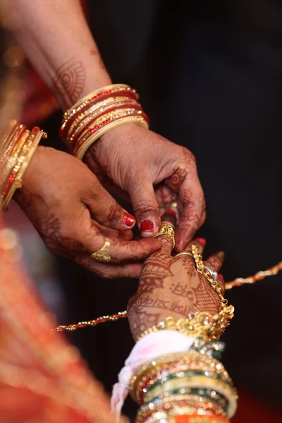 Hint Düğünü Sırasında Aksesuarlarla Kaplı Bir Kadının Eline Altın Yüzük — Stok fotoğraf