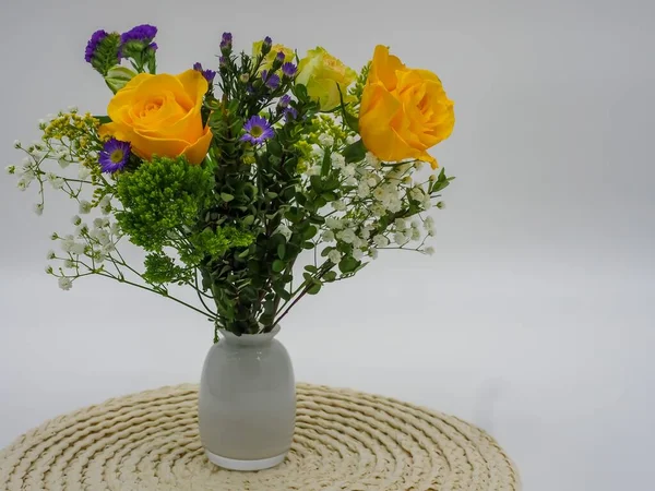 Картина Різнокольорових Квітів Білій Вазі Підносі Соломи Сірому Фоні — стокове фото