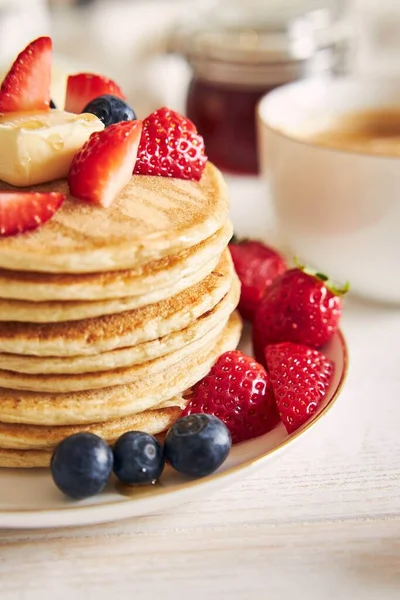 Tiro Vertical Panquecas Veganas Com Frutas Prato Branco — Fotografia de Stock