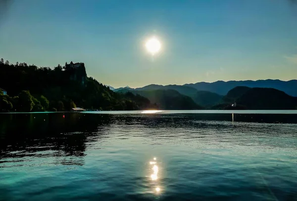 Sol Brilla Sobre Agua Rodeada Montañas Árboles — Foto de Stock