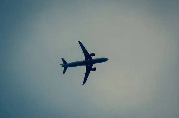 Ein Tiefflug Von Einem Schönen Flugzeug Auf Dem Klaren Himmel — Stockfoto