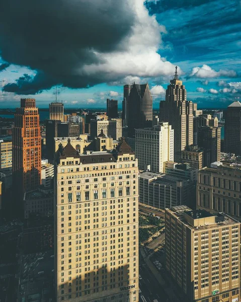 Vertical Picture Buildings Cloudy Sky Sunlight Detroit Michigan Usa — Stock Photo, Image