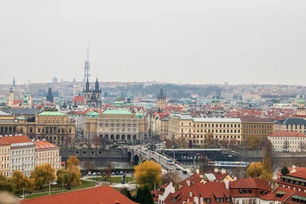 Weitwinkelaufnahme Der Prager Gebäude Unter Wolkenverhangenem Himmel — Stockfoto