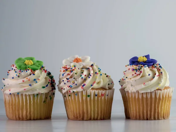 Uma Imagem Close Cupcakes Coloridos Decorados Com Flores Contra Fundo — Fotografia de Stock