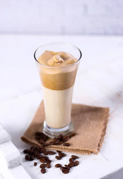 Tiro Vertical Smoothie Caramelo Guardanapo Marrom Cercado Por Grãos Café — Fotografia de Stock