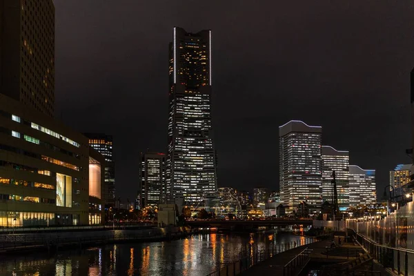 みなとみらい地区のランドマークタワーが支配する横浜の未来的な夜景 — ストック写真