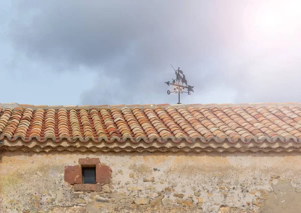 Снимок Черепицы Низким Углом Темном Фоне Неба Сории Испания — стоковое фото