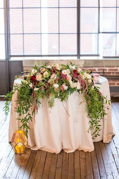 Vertical Shot Beautiful Flowers Leaves Table — Stock Photo, Image