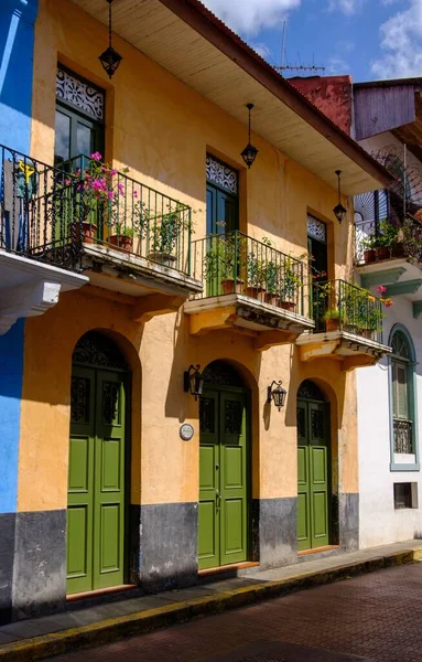 Una Imagen Vertical Casas Con Balcones Paredes Colores Bajo Luz —  Fotos de Stock