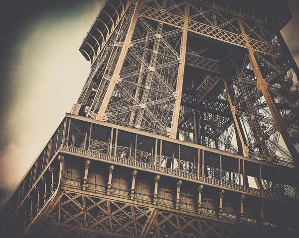 Låg Vinkel Skott Vacker Eiffeltornet Paris Frankrike — Stockfoto